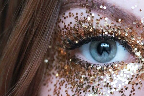 Estudo mostra como glitter usado no Carnaval contamina rios e oceanos | Lifebrunch