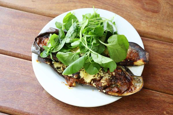 Receita de bife de berinjela assado ao molho de tomate e agrião | Lifebrunch