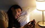 94% dos brasileiros usam celular na cama, diz pesquisa | Lifebrunch